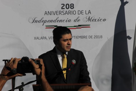 En su mensaje durante la guardia de honor, Rogelio Franco incluyó entre los héroes patrios a la actual administración del cambio, quienes a su decir, han traído paz y gobernabilidad al estado. 
