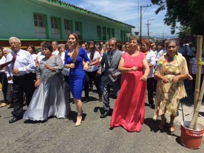  El Presidente Municipal de Teocelo, Mario Antonio Chama Díaz y la Presidenta del DIF Municipal Mara Yamileth Chama Villa, encabezaron la celebración del Día del Abuelo con un alegre recorrido por el centro de la ciudad y la coronación de los reyes y príncipes de los abuelos de este año: Sergio Hernández Cantero como Rey y a María Refugio Pérez Matla como Reina, también fueron coronados César Rodríguez Texon como Príncipe y Clarita Díaz Canal como Princesa.