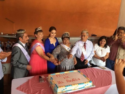 Posterior a la coronación, los abuelitos pudieron disfrutar de música de una danzonera y un ameno convivio.