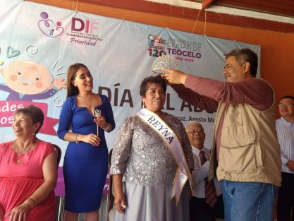  El Presidente Municipal de Teocelo, Mario Antonio Chama Díaz y la Presidenta del DIF Municipal Mara Yamileth Chama Villa, encabezaron la celebración del Día del Abuelo con un alegre recorrido por el centro de la ciudad y la coronación de los reyes y príncipes de los abuelos de este año: Sergio Hernández Cantero como Rey y a María Refugio Pérez Matla como Reina, también fueron coronados César Rodríguez Texon como Príncipe y Clarita Díaz Canal como Princesa. 