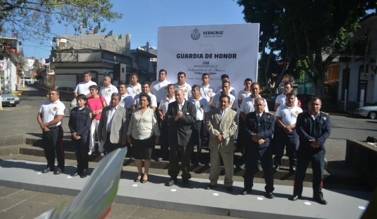 El Heroico Cuerpo de Bomberos de Xalapa y su Patronato, montaron guardia de honor este lunes ante el monumento al Padre de la Patria. 