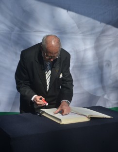 El presidente del Patronato de Bomberos de Xalapa y cronista emérito, José Zaydén, aplicó el corta y pega en el libro de visitas de las Guardias de Honor. 