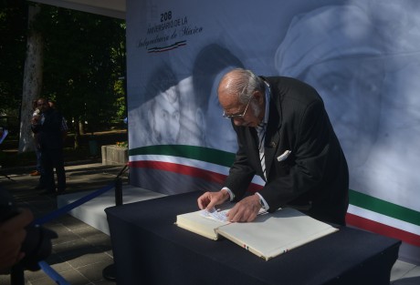 El presidente del Patronato de Bomberos de Xalapa y cronista emérito, José Zaydén, aplicó el corta y pega en el libro de visitas de las Guardias de Honor. 