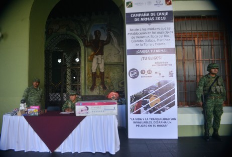 En los bajos de Palacio de Gobierno se encuentran elementos de Ejército con el programa canje de armas, invitan a la población a acercarse  y aprovechar dicho programa. También niños pueden canjear sus armas de juguete, por otros juguetes no bélicos.  