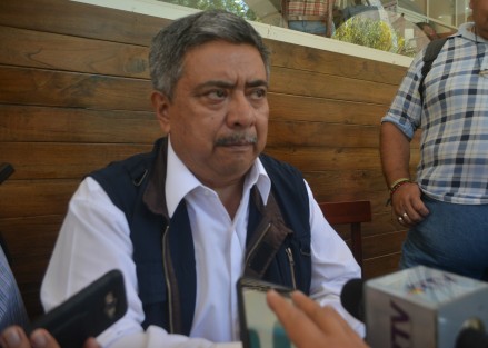 El presidente municipal de Teocelo, Mario Chama Díaz, lamentó que la indiferencia de las autoridades estatales y federales han ocasionado que la barranca Matlacobatl se haya convertido en un peligro para las personas que diariamente transitan por dicha zona. 