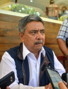 El presidente municipal de Teocelo, Mario Chama Díaz, lamentó que la indiferencia de las autoridades estatales y federales han ocasionado que la barranca Matlacobatl se haya convertido en un peligro para las personas que diariamente transitan por dicha zona. 
