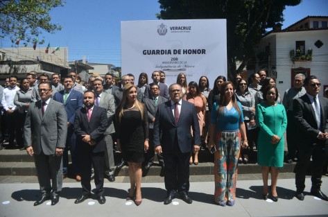 El presidente del OPLE Veracruz. Alejandro Bonilla, en compañía de consejeros y empleados, montó guardia en el monumento a Miguel Hidalgo y Costilla en Los Berros.