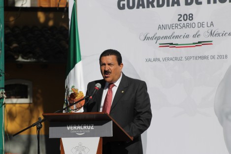 Larga intervención con datos históricos la del director de Transparencia y Anticorrupción de la Contraloría General del estado, Pedro Vargas Zarrabal, durante las guardias de honor.  