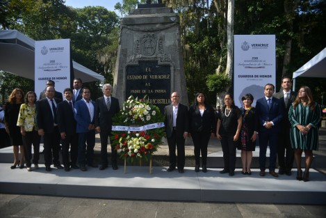 El alcalde de Xalapa Pedro Hipólito Rodríguez, junto a regidores, montó la guardia de honor en el monumento a Miguel Hidalgo.