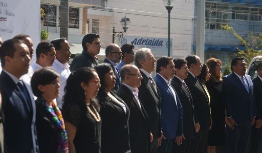 El alcalde de Xalapa Pedro Hipólito Rodríguez, junto a regidores, montó la guardia de honor en el monumento a Miguel Hidalgo.