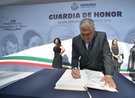 El director general  de bachilleres del estado Abel Pérez Arciniega, junto a empleados y directivos participó en la guardia de honor a el padre de la patria. 