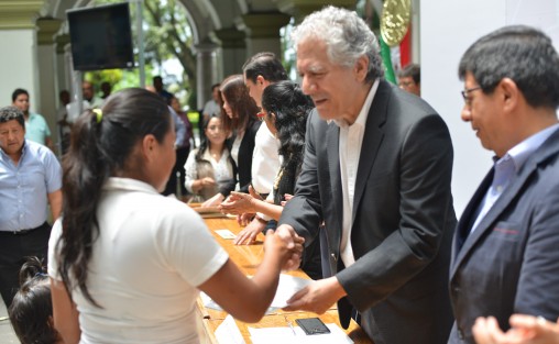 Autoridades municipales de Xalapa y del IVEA, entregaron certificados a personas que concluyeron la primaria y secundaria mediante este sistema educativo para adultos.