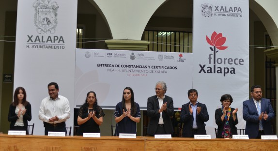 Autoridades municipales de Xalapa y del IVEA, entregaron certificados a personas que concluyeron la primaria y secundaria mediante este sistema educativo para adultos.