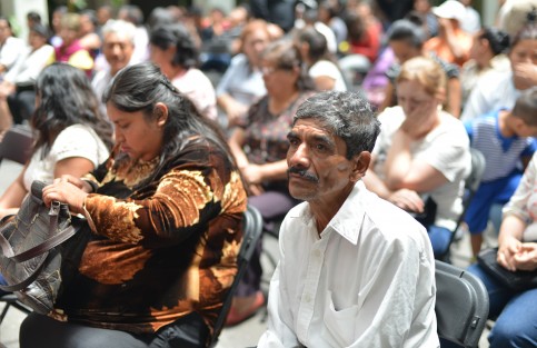 Autoridades municipales de Xalapa y del IVEA, entregaron certificados a personas que concluyeron la primaria y secundaria mediante este sistema educativo para adultos.