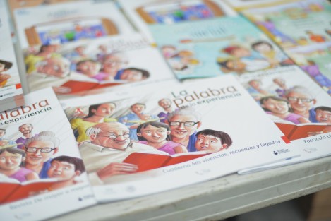 Autoridades municipales de Xalapa y del IVEA, entregaron certificados a personas que concluyeron la primaria y secundaria mediante este sistema educativo para adultos.