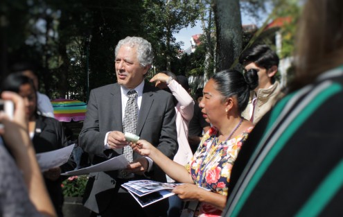 Al parecer el alcalde de Xalapa, Hipólito Rodríguez, no se confía mucho de su jefe de prensa, ya que aseguró tener la imagen de la Guardia de Honor que montó ante el monumento a Miguel Hidalgo, comprándola a una fotógrafa. 