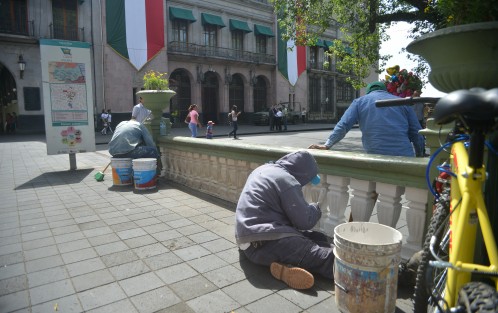 Trabajadores del ayuntamiento de Xalapa le dan su manita de gato al parque Juárez ante la proximidad  de las fiestas patrias.
