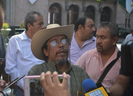 Transportistas de varias partes del estado exigieron al gobierno  suspender el programa de reordenamiento  y terminar con los operativos que la Policía Estatal y la Fuerza Civil realizan para detener a los operadores de taxis.
