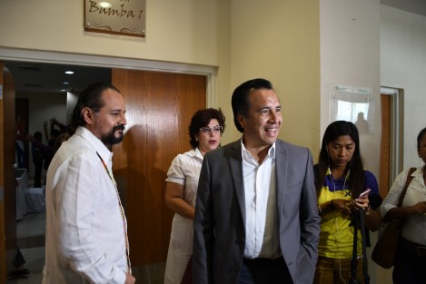 El gobernador electo, Cuitláhuac García Jiménez, sostuvo una reunión con cónsules generales. Al término del encuentro, García Jiménez ofreció rueda de prensa.  