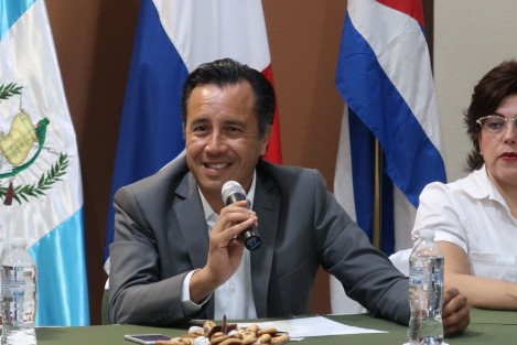 El gobernador electo de Veracruz, Cuitláhuac García, se reunió con los cónsules generales acreditados de Honduras, El Salvador, Cuba y Panamá para fortalecer las relaciones de amistad con el estado. Ahí les expuso que Veracruz es paso obligado de los migrantes por ello es necesario fortalecer cooperación entre el estado y sus respectivas naciones, así como  reforzar las acciones necesarias para garantizar la seguridad y  respeto a los derechos humanos.