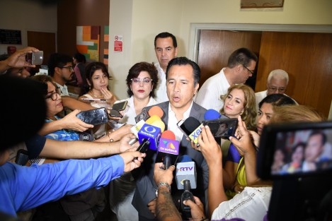 El gobernador electo de Veracruz, se reunió con los cónsules generales acreditados de Honduras, El Salvador, Cuba y Panamá para fortalecer las relaciones de amistad con el estado.