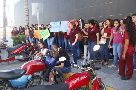 Alumnos y alumnas de la Universidad Pedagógica Nacional, en la ciudad de Veracruz, se manifestaron por la falta de seguridad en las calles aledañas al plantel educativo. Aseguran haber sufrido incluso secuestros.