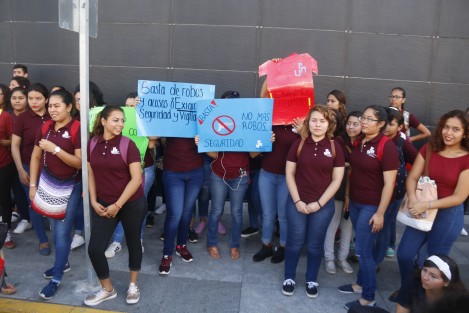 Alumnos y alumnas de la Universidad Pedagógica Nacional, en la ciudad de Veracruz, se manifestaron por la falta de seguridad en las calles aledañas al plantel educativo. Aseguran haber sufrido incluso secuestros.