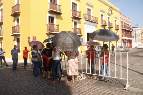 En la ciudad de Veracruz, maestros y personal administrativo del colegio Bachilleres de Veracruz, bloquearon la calle Landero y Coss en protesta por la implementación del operativo de grúas que retiraría sus vehículos estacionados afuera de la escuela.