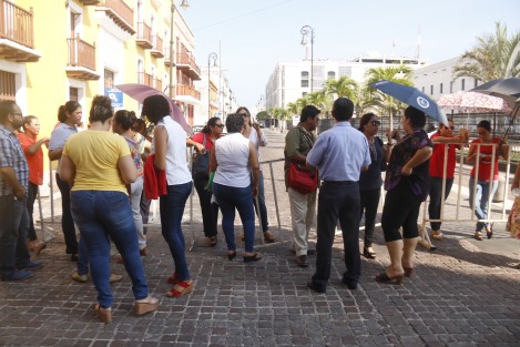 En la ciudad de Veracruz, maestros y personal administrativo del colegio Bachilleres de Veracruz, bloquearon la calle Landero y Coss en protesta por la implementación del operativo de grúas que retiraría sus vehículos estacionados afuera de la escuela.