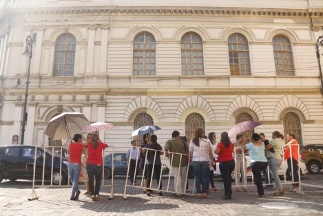 En la ciudad de Veracruz, maestros y personal administrativo del colegio Bachilleres de Veracruz, bloquearon la calle Landero y Coss en protesta por la implementación del operativo de grúas que retiraría sus vehículos estacionados afuera de la escuela.