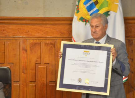 El Gobernador Yunes Linares también felicitó al titular de la SSP, Jaime Téllez, por la Cerficación lograda por CALEA (institución internacional), de la Academia  de Policía del El Lencero, la cual avala el efectivo nivel de dicha academia, para capacitación de policías.