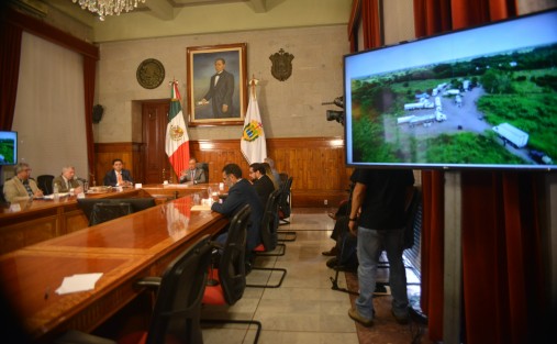 El gobernador Yunes Linares presumió las imágenes de drones, con las cuales ha logrado dar duros golpes a delincuentes que se dedican al robo de combustible. Para que no se anden burlando de sus drones.  