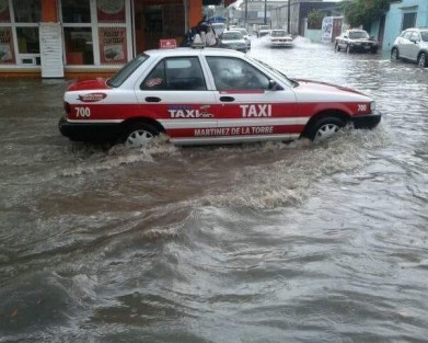 Intensa lluvia se registró al mediodía en Martínez de la Torre, dejando varios encharcamientos principalmente en el centro de la ciudad, donde también se registró un apagón debido a que tronó un transformador. 