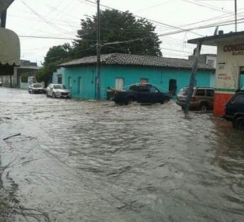 Intensa lluvia se registró al mediodía en Martínez de la Torre, dejando varios encharcamientos principalmente en el centro de la ciudad, donde también se registró un apagón debido a que tronó un transformador. 