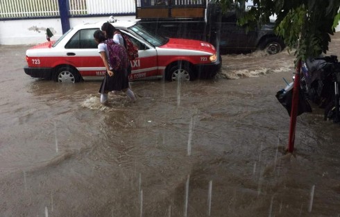  Alumnos de escuelas no pudieron abandonar las aulas debido a la intensa lluvia que se registró en el municipio de Martínez de la Torre, Ver. 