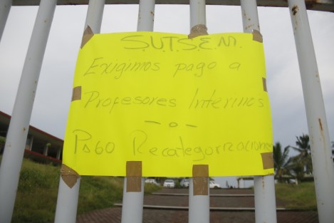 Maestros afiliados al sindicato SUTSEM, realizaron en Boca del Río, Ver., un paro de brazos caídos en demanda de basificación en todos los niveles y el pago a profesores interinos. La protesta se realizó en Bachilleres de Veracruz y en el Ilustre Instituto Veracruzano.