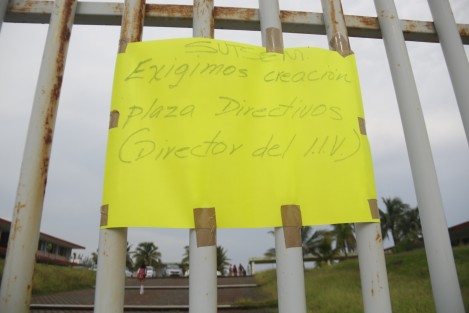 Maestros afiliados al sindicato SUTSEM, realizaron en Boca del Río, Ver., un paro de brazos caídos en demanda de basificación en todos los niveles y el pago a profesores interinos. La protesta se realizó en Bachilleres de Veracruz y en el Ilustre Instituto Veracruzano.