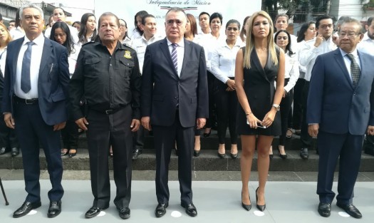 Mario Álvaro Marín Zamora, comisionado del Instituto de la Policía Auxiliar y Protección Patrimonial, en compañía de elementos de esta dependencia, participó en la guardia a Miguel Hidalgo en el parque Los Berros.