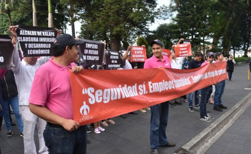 Comerciantes de la  Plaza Ánimas  se manifestaron en el parque Juárez y posteriormente  fueron al Palacio Municipal para solicitar al alcalde, Pedro Hipólito Rodríguez Herrero, se tomen acciones en torno a la clausura parcial del estacionamiento del centro comercial, lo cual ha causado graves pérdidas económicas.  