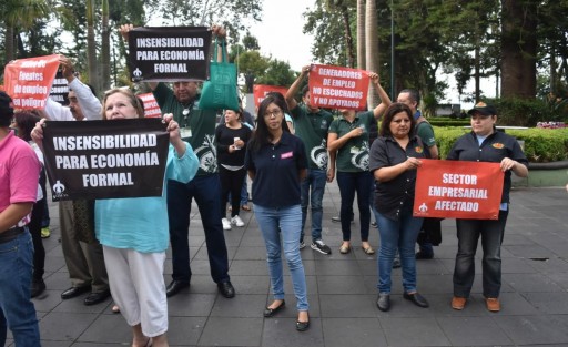 Comerciantes de la  Plaza Ánimas  se manifestaron en el parque Juárez y posteriormente  fueron al Palacio Municipal para solicitar al alcalde, Pedro Hipólito Rodríguez Herrero, se tomen acciones en torno a la clausura parcial del estacionamiento del centro comercial, lo cual ha causado graves pérdidas económicas.  