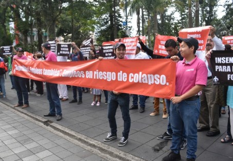 Comerciantes de la  Plaza Ánimas  se manisfestaron en el parque Juárez y posteriormente  fueron a  las instalaciones del Palacio Municipal para solicitar al alcalde, Pedro Hipólito Rodríguez Herrero, se tomen acciones en torno a la clausura parcial del estacionamiento del centro comercial, la cual ha causado graves pérdidas económicas.