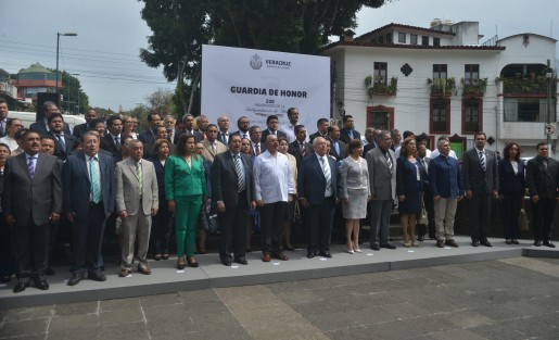 El dirigente la sección 32 del SNTE, Lázaro Medina Barragán, encabezó la guardia de dicho sindicato ante el Padre la Patria.
