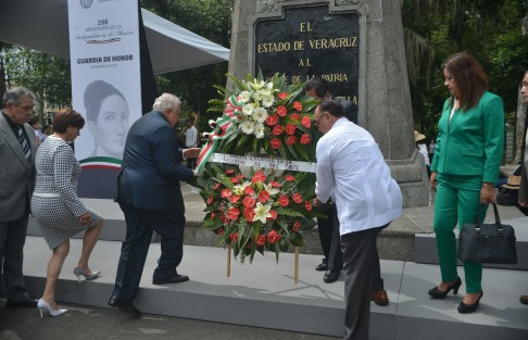 El dirigente la sección 32 del SNTE, Lázaro Medina Barragán, encabezó la guardia de dicho sindicato ante el Padre la Patria.