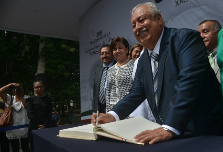 El dirigente la sección 32 del SNTE, Lázaro Medina Barragán, encabezó la guardia de dicho sindicato ante el Padre la Patria.