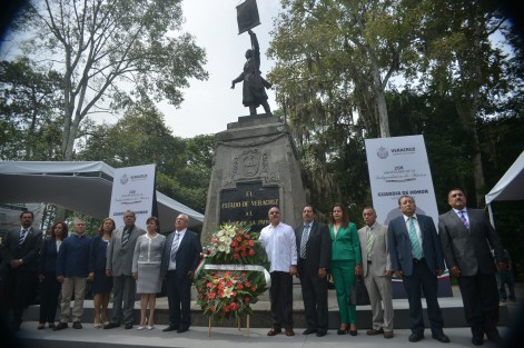 El dirigente la sección 32 del SNTE, Lázaro Medina Barragán, encabezó la guardia de dicho sindicato ante el Padre la Patria.