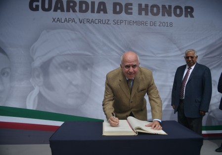 Empleados de SAGARPA montaron guardia ante Miguel Hidalgo; destacó la ausencia del titular.