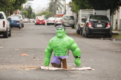 Aprovechando la euforia que han causado los Avengers, vecinos de la colonia Centro de la ciudad de Veracruz, colocaron dentro de un registro de drenaje sin tapa, una figura de Hulk, que sirve como señal para evitar caer en el hoyanco.