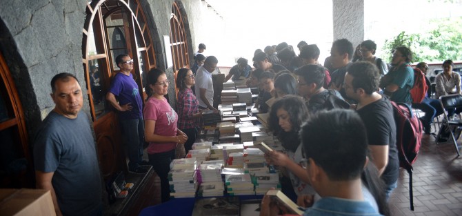 Un éxito el remate de libros de la Editorial de la Universidad Veracruzana que se realizó en la Casa del Lago UV en Xalapa. Hubo libros de ficción, literatura, arte, de consulta y especializados de 5, 10, 20, 50 y 100 pesos. Los compradores dijeron que ojalá se repita. 

