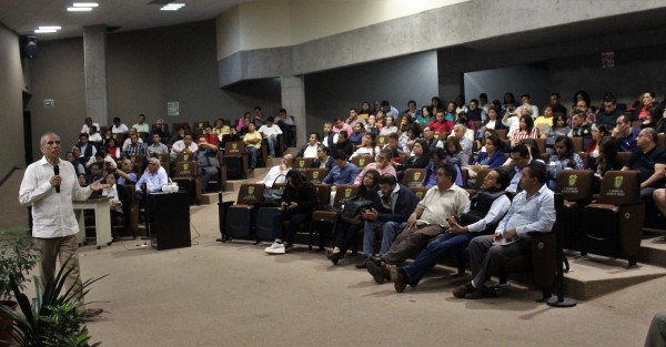 Siguen los cursos para los ediles en el auditorio del Congreso del Estado. Algunos sólo van por cumplir. 