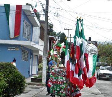Aunque en menor cantidad que en tiempos pasados, las banderas y otros adornos con motivos patrios adornan las calles en toda la República Mexicana. 